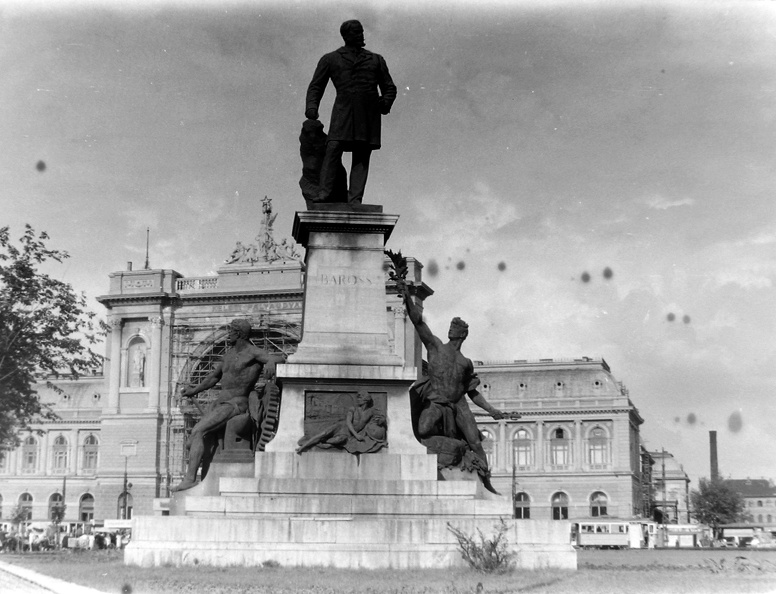 Baross tér, Baross Gábor szobra, a Keleti pályaudvar előtt.
