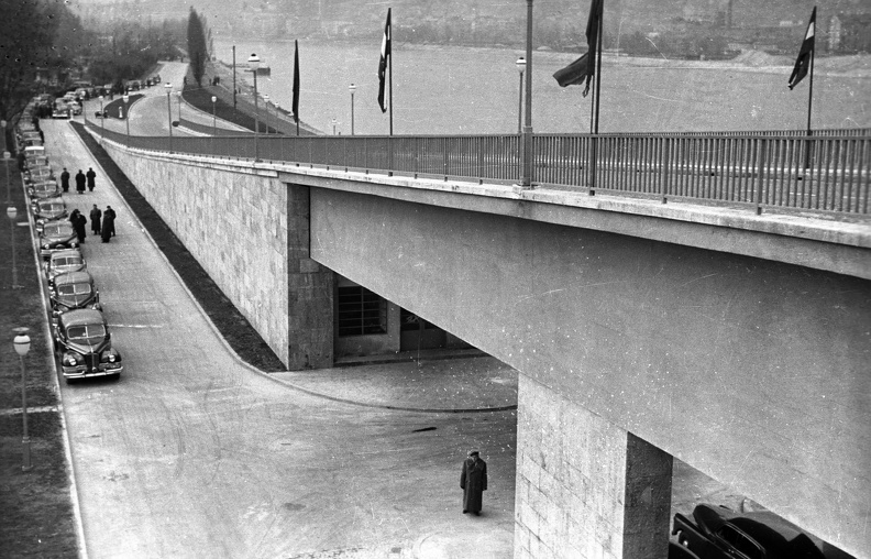 az Árpád (Sztálin) híd Margitszigeti lehajtója a híd avatásakor.