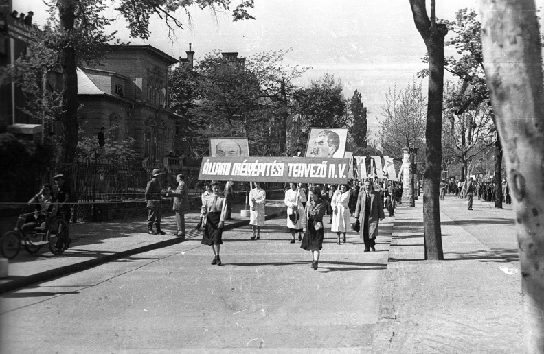 Andrássy út a Rippl-Rónai utca kereszteződésénél az Oktogon (November 7. tér) felé nézve.