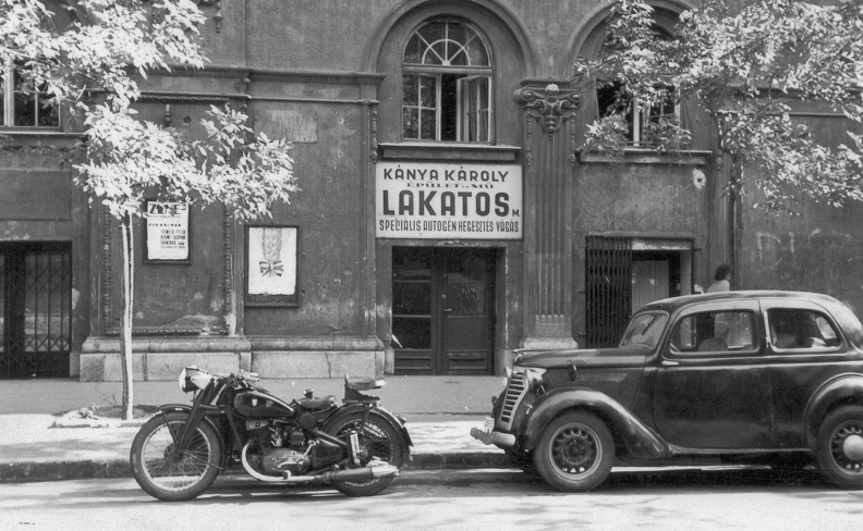 Bakáts tér 8. DKW motorkerékpár és Ford Eifel személygépkocsi.