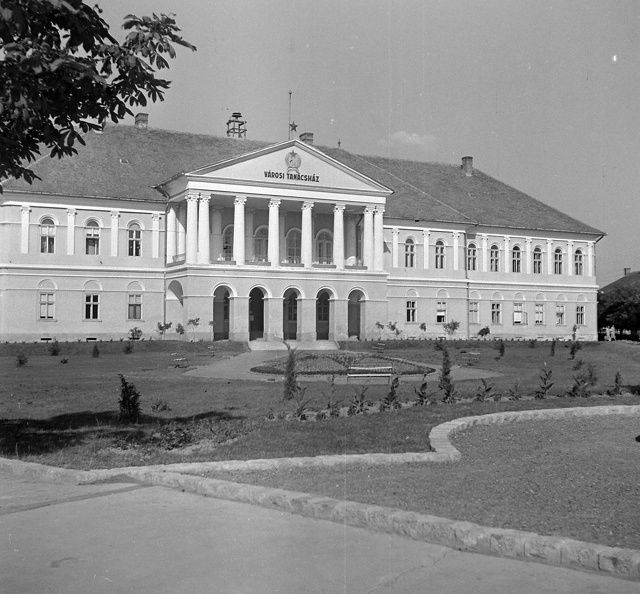 az egykori Megyeháza, ma a városi önkormányzat épülete.