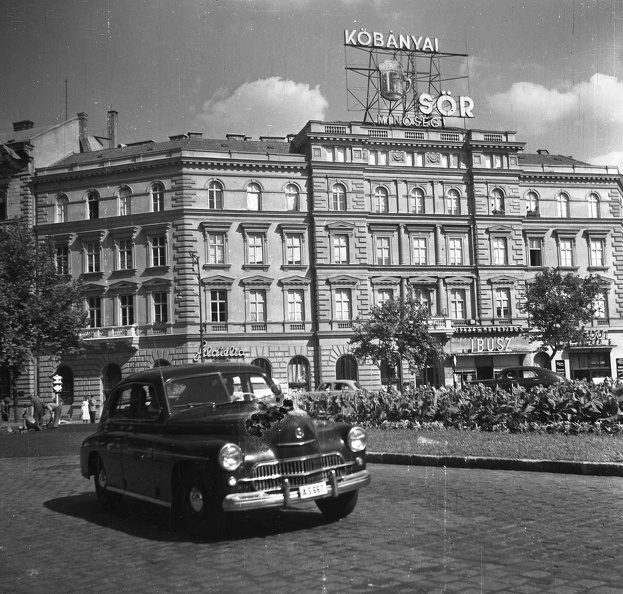 Oktogon (November 7. tér), Warszawa M-20 típusú személygépkocsi.