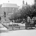 Erzsébet tér a Széchenyi utca felől, háttérben a református templom az Avas oldalában.