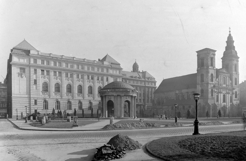 Március 15. tér, Erzsébet királyné emlékműve, mögötte a piarista rendház, jobbra a Belvárosi templom.