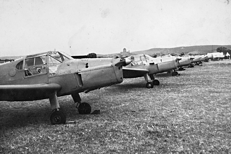 Esztergom-tábor, repülőtér. Zlin Z-381 (Bücker) típusú repülőgépek.