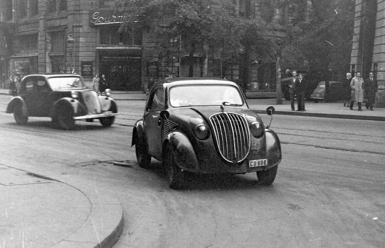 Kossuth Lajos utca a Magyar utcából nézve. Az előtérben egy Steyr 55 típusú személygépkocsi.