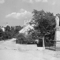 látkép a Bartók Béla utca felől. Szemben a domonkos templom, jobbra Mária szobor áll.