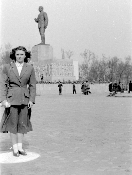 Ötvenhatosok tere (Felvonulási tér), háttérben a Sztálin szobor.