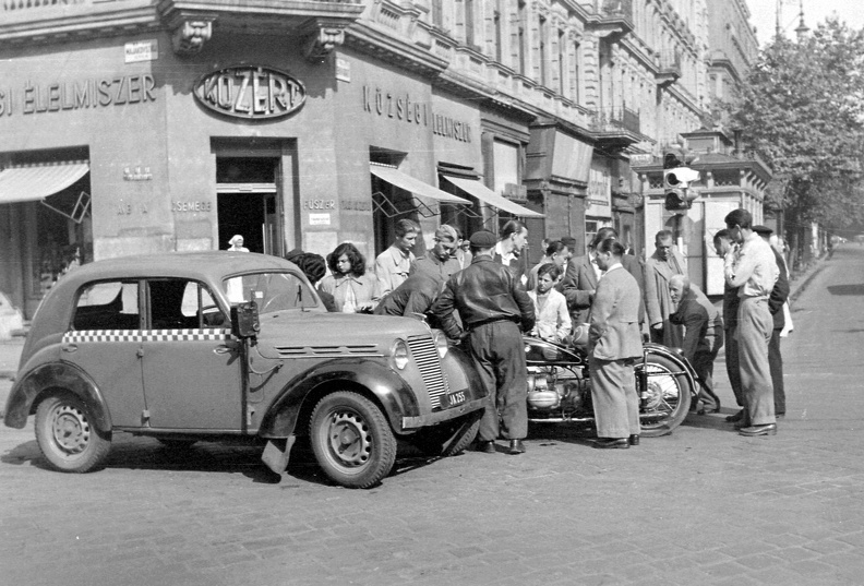 Teréz (Lenin) körút - Király (Majakovszkij) utca sarok. Renault Juvaquatre típusú taxi.