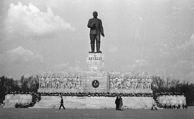 Ötvenhatosok tere (Sztálin tér), Sztálin szobor.