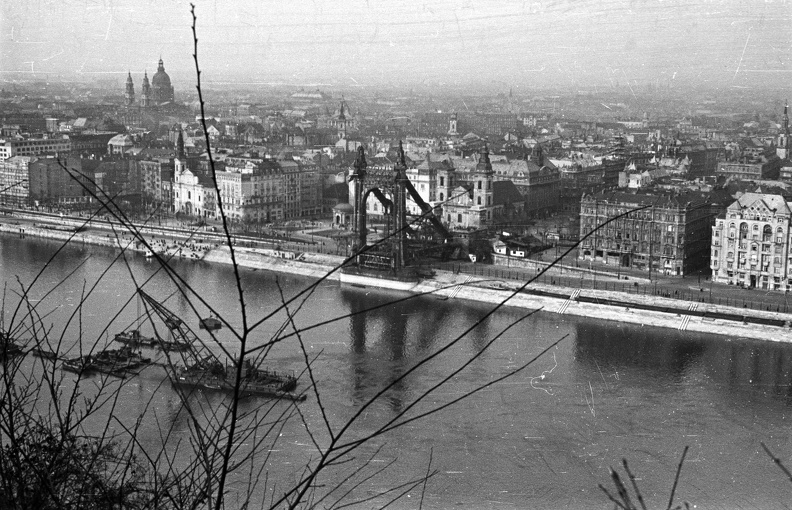 a lerombolt Erzsébet híd pesti hídfője a Gellérthegyről nézve.