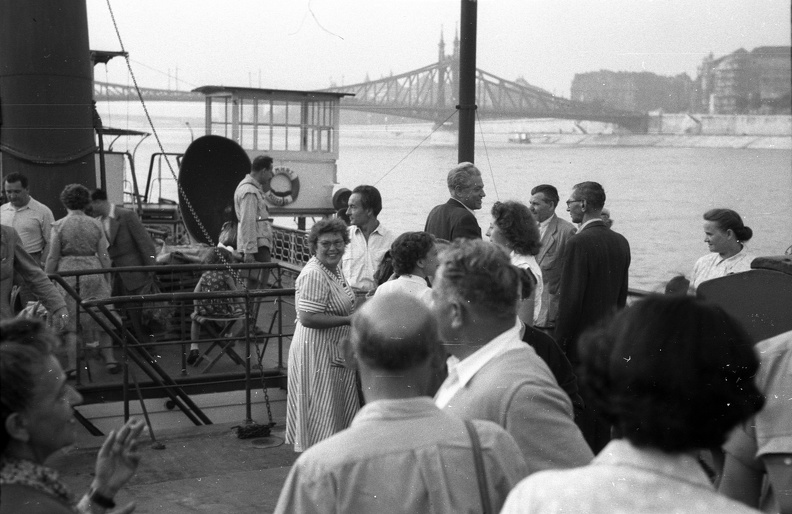 Visegrád gőzhajó a Belgrád rakparti hajóállomáson, háttérben a Szabadság híd budai hídfője.