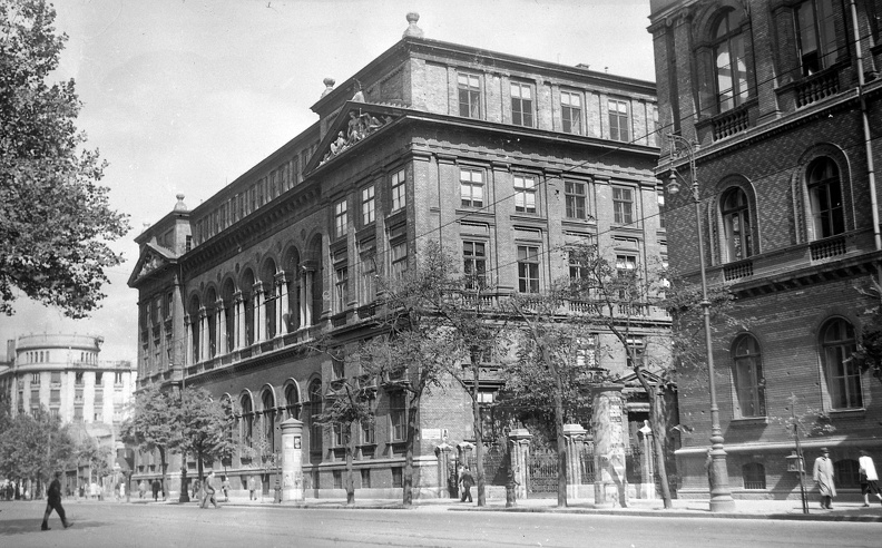 Múzeum körút, ELTE épülete, távolban az Astoria kereszteződésben álló MTA lakóház.