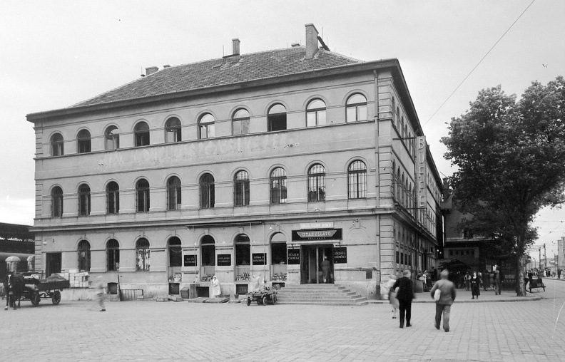 Kerepesi út eleje, MÁV épület a Keleti pályaudvar érkezési oldalánál.