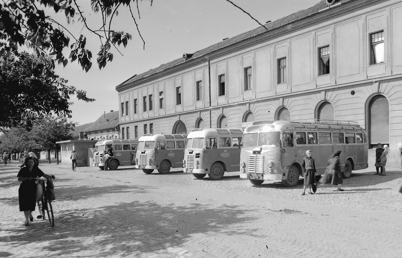Jókai Mór utca a Szabadság utcától a Széchenyi tér felé nézve. Ikarus 30 típusú távolsági autóbuszok.