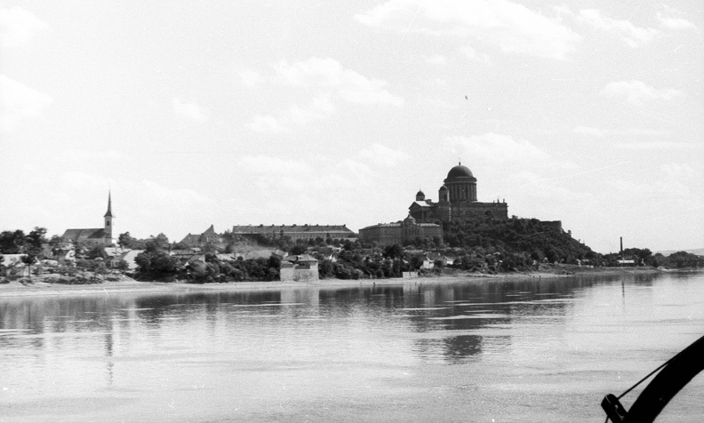 a Bazilika a Duna felől nézve.