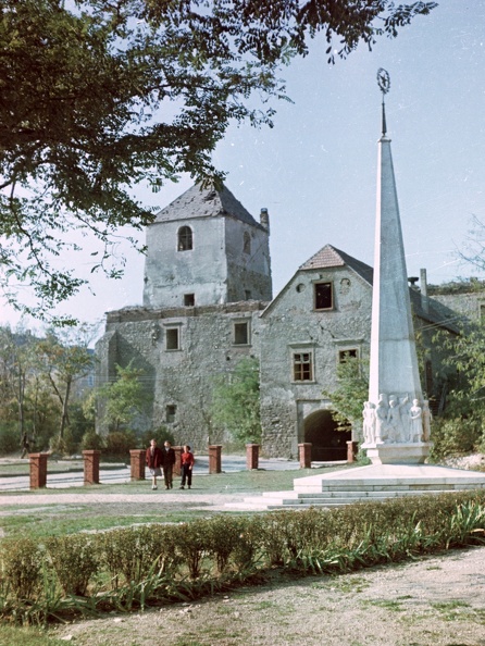 Hunyadi Mátyás (Fő) tér, felszabadulási emlékmű, háttérben a Thury-vár.
