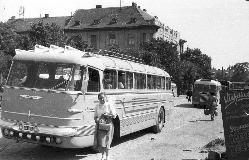 MÁVAUT állomás a Baross Gábor hídnál, balra a Bisinger park. Előtérben egy Ikarus 55-ös autóbusz.