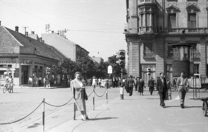 Baross Gábor (Lenin) út - Szent István (Tanácsköztársaság) út kereszteződése a Baross utca felől. Jobbra a Vörös Csillag szálló épülete.