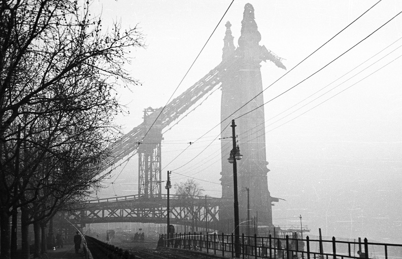 a lerombolt Erzsébet híd pesti hídfője.
