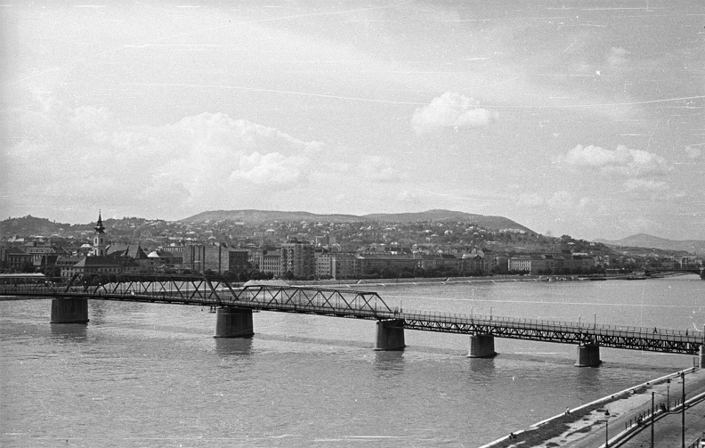 Kossuth híd a Széchenyi rakpart felől nézve.