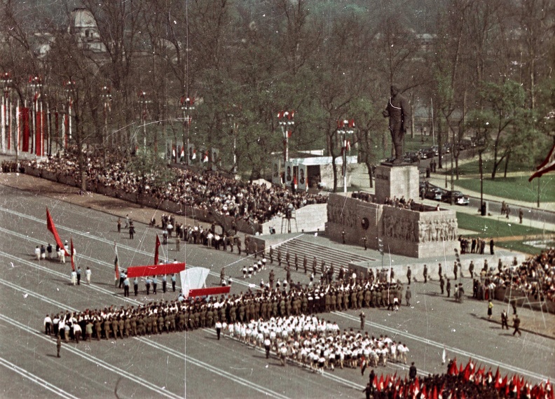 Ötvenhatosok tere (Sztálin tér), május 1-i felvonulás, jobbra a Sztálin szobor.