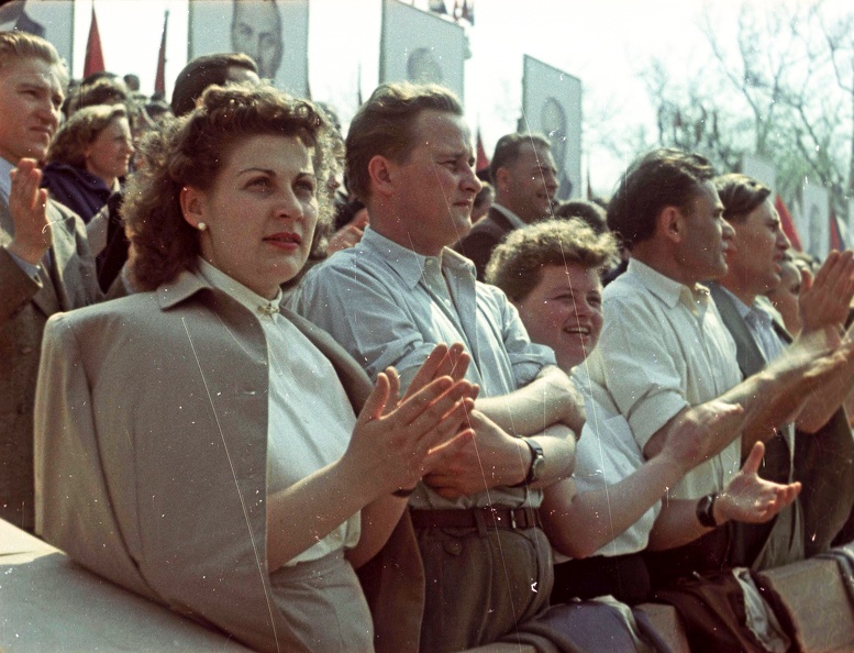 Ötvenhatosok tere (Sztálin tér), május 1-i felvonulás, díszvendégek a tribünön.