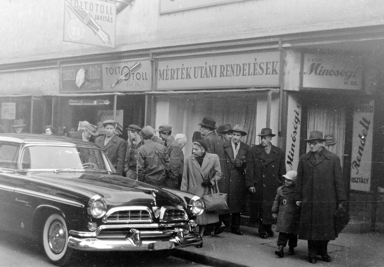Váci utca 20. 1955-ös Chrysler Windsor személygépkocsi.