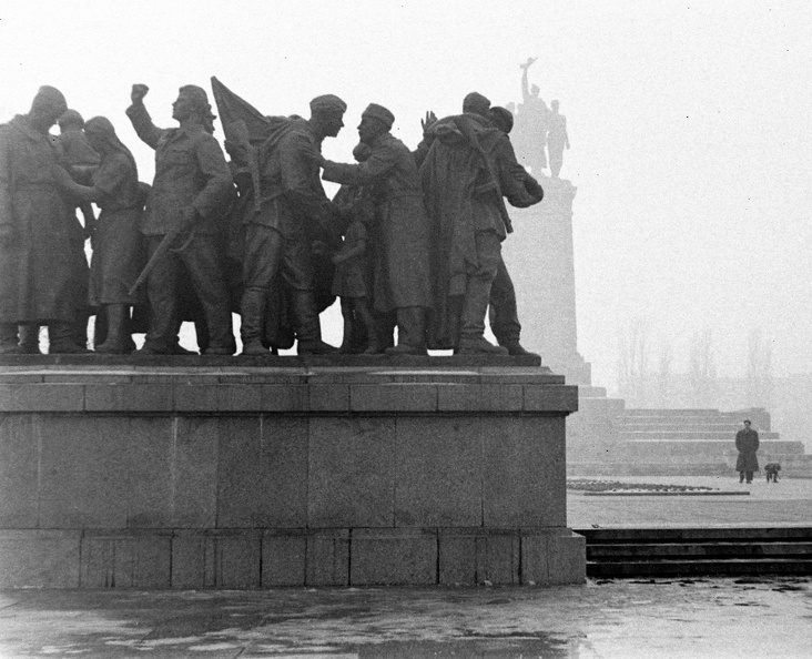 szovjet katonai emlékmű.