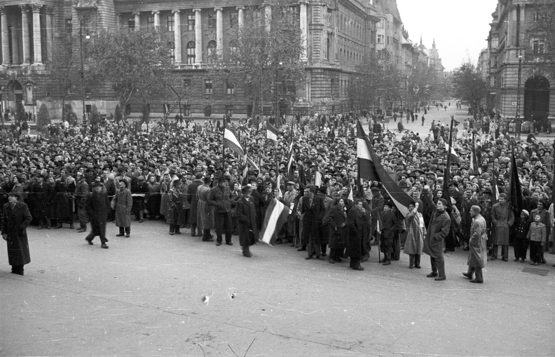 Kossuth Lajos tér az Alkotmány utca felé nézve.