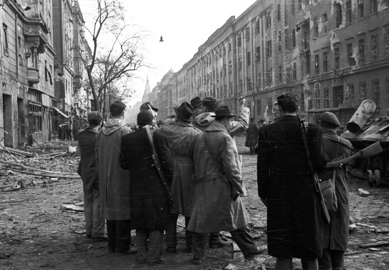 Üllői út a Nagykörút felől a Nagyvárad tér felé nézve, jobbra a Kilián laktanya. Fegyveres forradalmárok egy csoportja.