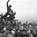 a Felszabadulási Emlékmű (Kisfaludi Stróbl Zsigmond) "Sárkányölő" mellékalakja. A "Felszabadító szovjet katona" szobrának ledöntése.