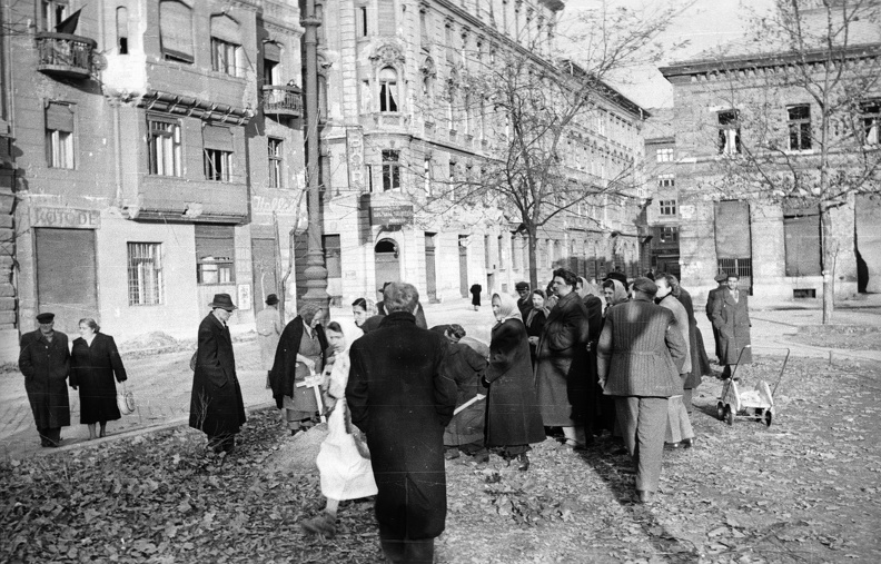 Rákóczi tér, szemben a Vásár utca, elesettek temetése ideiglenes sírba.