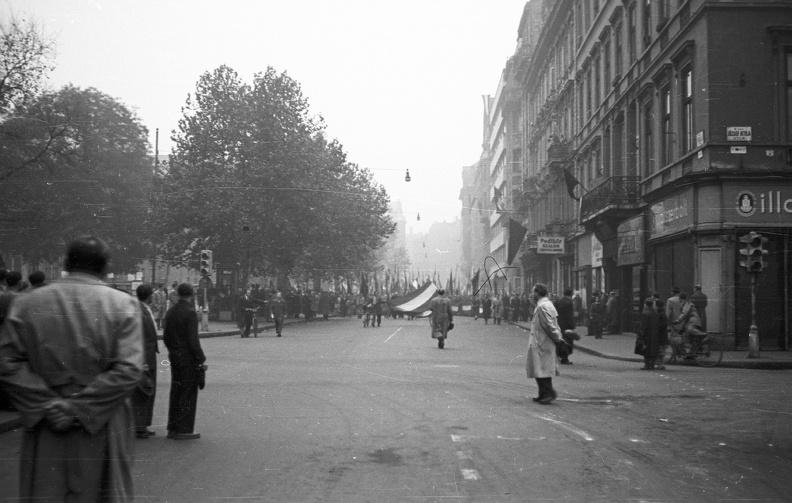 Erzsébet tér az Október 6. utcából nézve. 1956. október 25-e délután, "véres-zászlós" tüntetés.