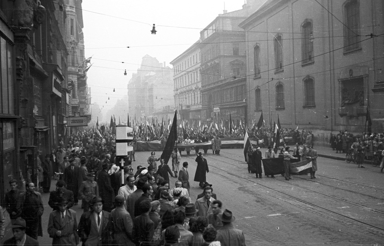 Kossuth Lajos utca a Ferenciek tere felől nézve. 1956. október 25-e délután, "véres-zászlós" tüntetés.