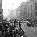 Kossuth Lajos utca a Ferenciek tere felől nézve. 1956. október 25-e délután, "véres-zászlós" tüntetés.