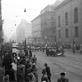 Kossuth Lajos utca a Ferenciek tere (Felszabadulás tér) felől nézve. 1956. október 25-e délután, "véres-zászlós" tüntetés.