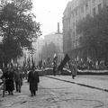 Károly (tanács) körút az Astoria felől nézve. 1956. október 25-e délután, "véres-zászlós" tüntetés.