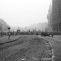 Károly (Tanács) körút a Deák Ferenc tér felé nézve. 1956. október 25-e délután, "véres-zászlós" tüntetés.