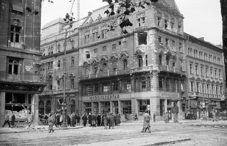 Kossuth Lajos utca - Károly (Tanács) körút sarok.