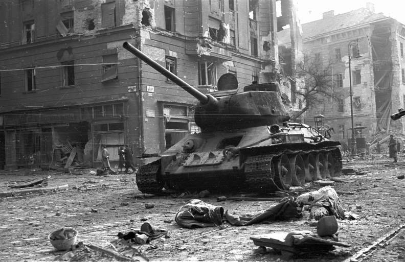 József körút - Corvin (Kisfaludy) köz sarok, háttérben a Kilián laktanya romos épülete. Kiégett szovjet T-34/85 harckocsi.