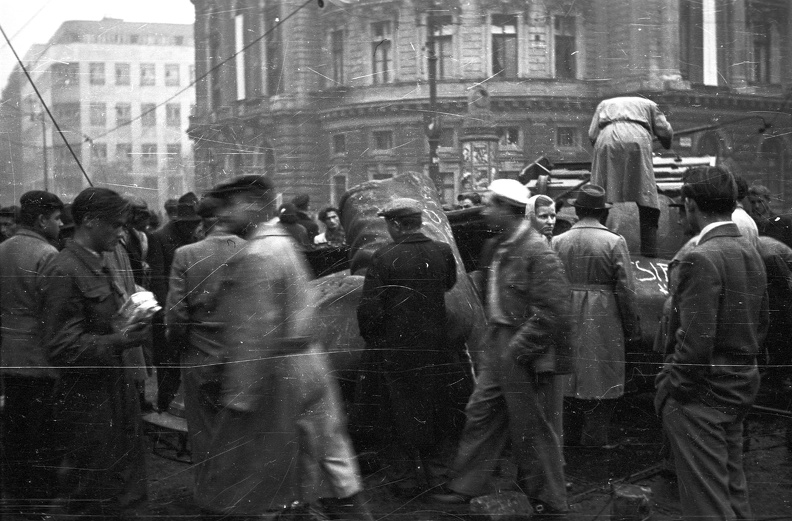 Rákóczi út - Nagykörút kereszteződés, háttérben a Nemzeti Színház. Folyik a Sztálin szobor feldarabolása.