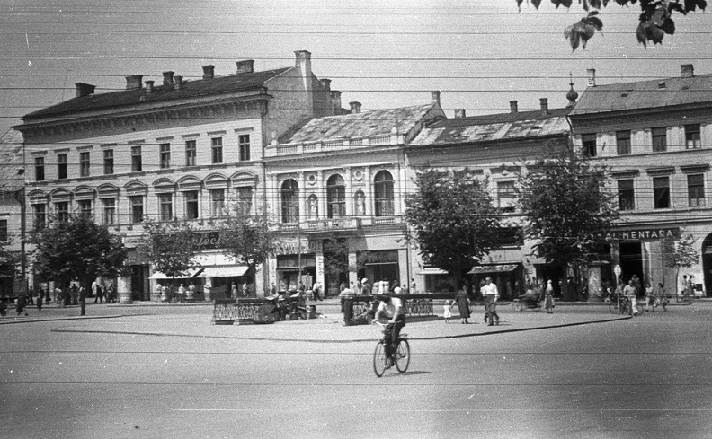 Fő tér, baloldalon a Rucska-ház, ma Magyar konzulátus.