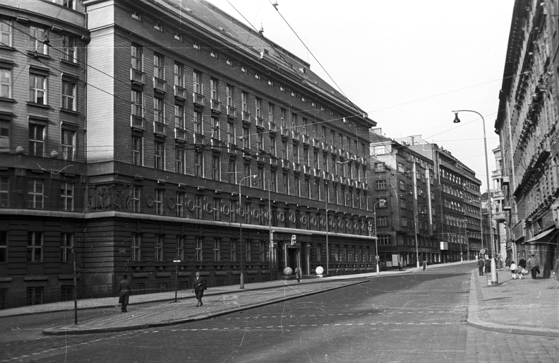 Slezská ulice, balra a Prágai Városi Bíróság épülete.