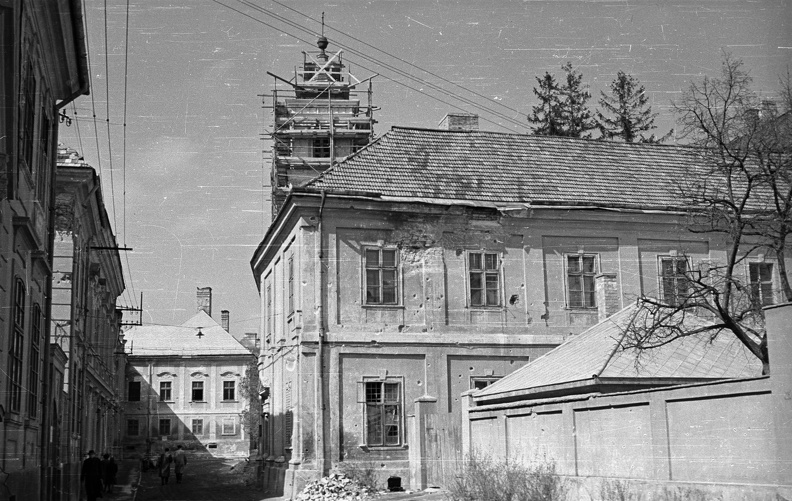 Vár utca, Lovassy László (egykor Piarista) gimnázium, háttérben a Piarista templom.