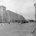 előtérben az Alkotmány tér (Plac Konstytucji), folytatásában az ulica Marszałkowska, háttérben a Kultúra és Tudomány Palotájának tornya.