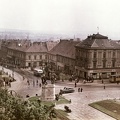 Széchenyi tér, Hunyadi János szobra, a villamos a Ferencesek utcája (Sallai utca) felé halad.