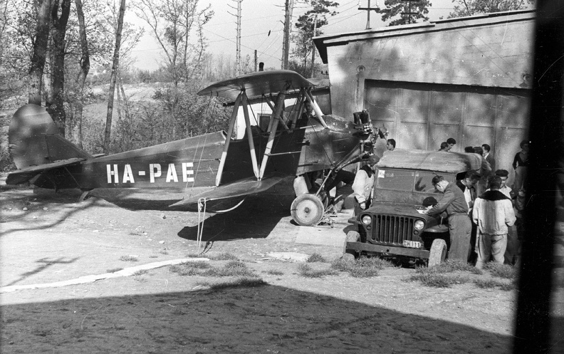 a hangár előtt egy Polikarpov Po-2 típusú repülőgép.