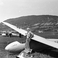 C-2 Cinke vitorlázó repülőgép, előtte Durucz Jenő (MALÉV-kapitány) oktató. Takarásban egy Rubik R 08 D-Pilis. Távolban a Csúcs-hegy, előtte a Gercsei (vagy Gercsényi) templomrom.