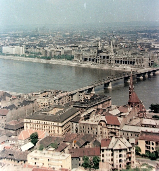 panoráma a Kossuth híddal.